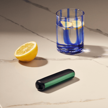 Urządzenie Ploom w dłoni z panelem przednim Amazon Green