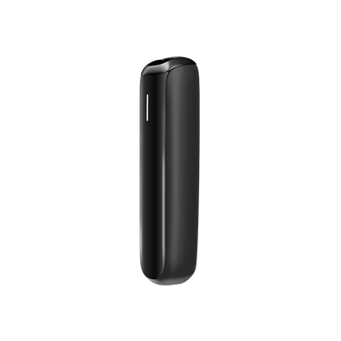 Akcesorium Ploom AURA Front Panel Jet Black jest przymocowane do urządzenia.
