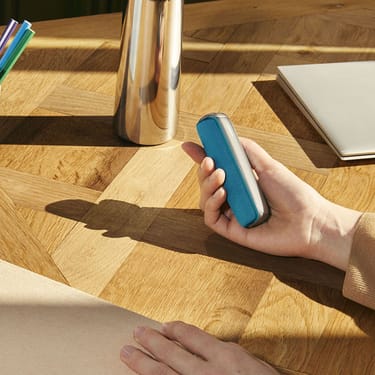 User selecting his daily style: a Solo carry case together with an Ocean Blue Ploom AURA device.