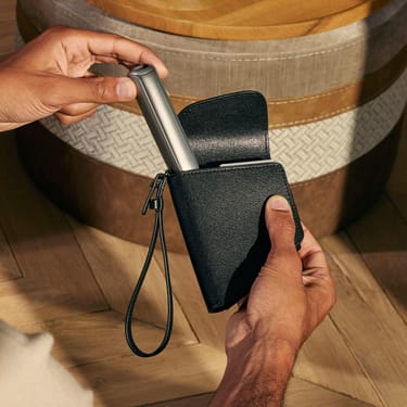 Dłoń trzymająca akcesorium do torby Ploom Duo Carry Case Jet Black