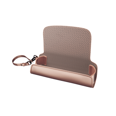 Widok z boku futerału Rose Gold Solo Carry Case z urządzeniem Ploom AURA i pałeczkami (brak w zestawie)
