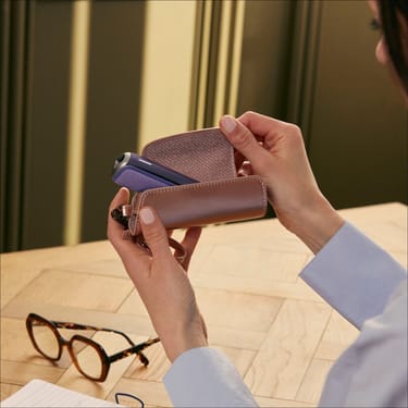 Akcesoria Ploom Aura Rose Gold Solo Carry Case na stole
