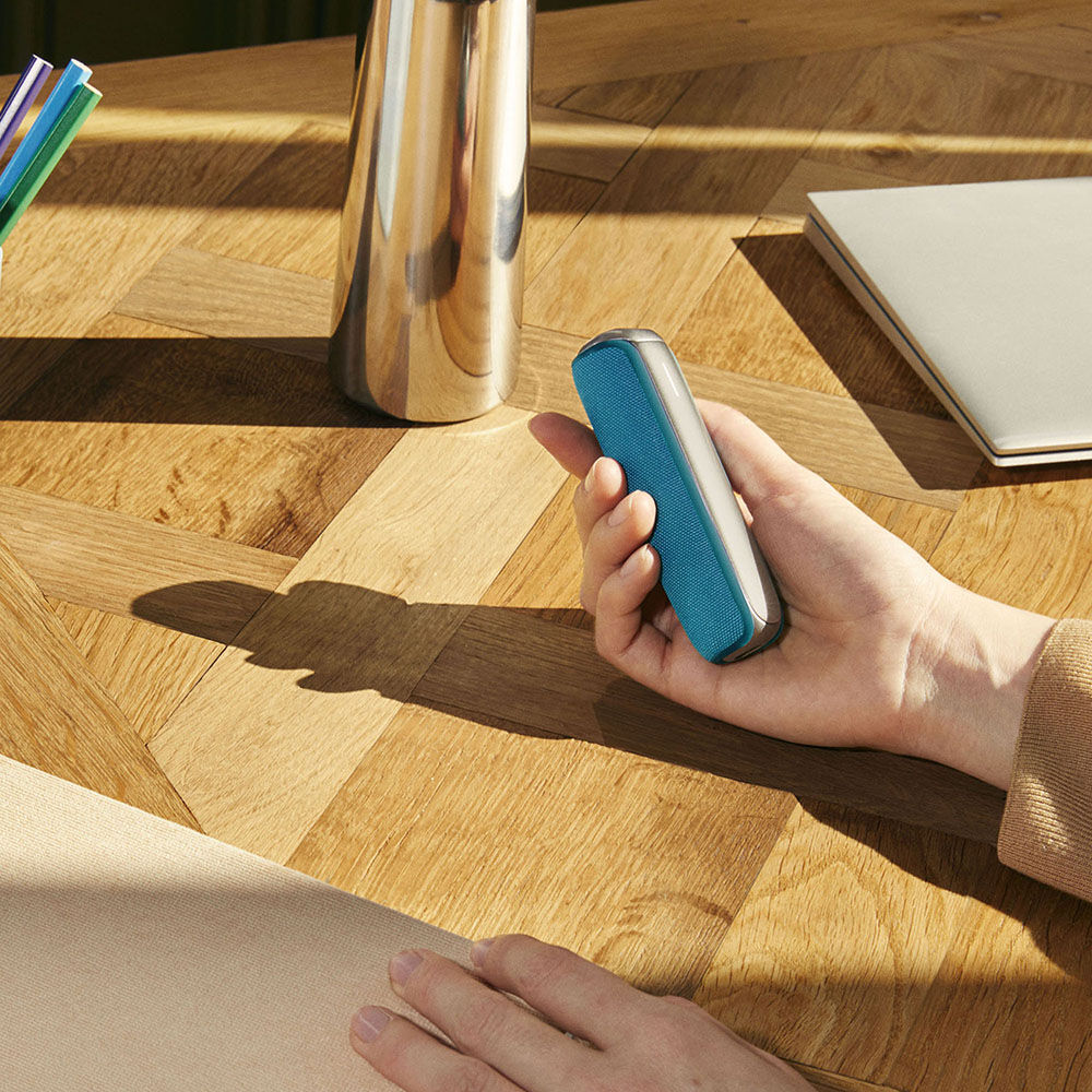 User selecting his daily style: a Solo carry case together with an Ocean Blue Ploom AURA device.